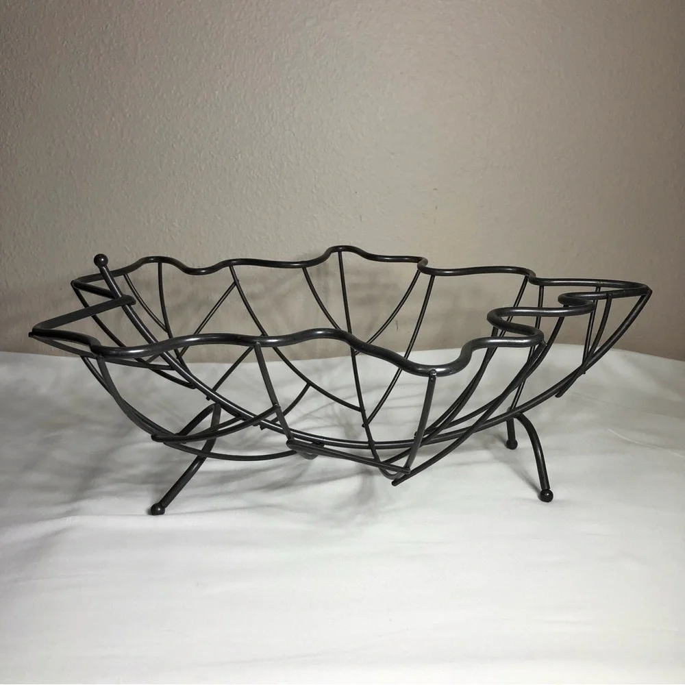 Metallic Sturdy & Durable Leaf Shaped Wire Fruit Basket Tabletop Decor